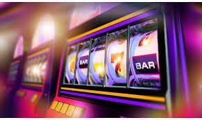 Pengguna membaca syarat bonus dari ponsel